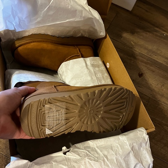 Ugg Bailey Ribbed Bow Boots - Kids size 5 - Picture 3 of 6